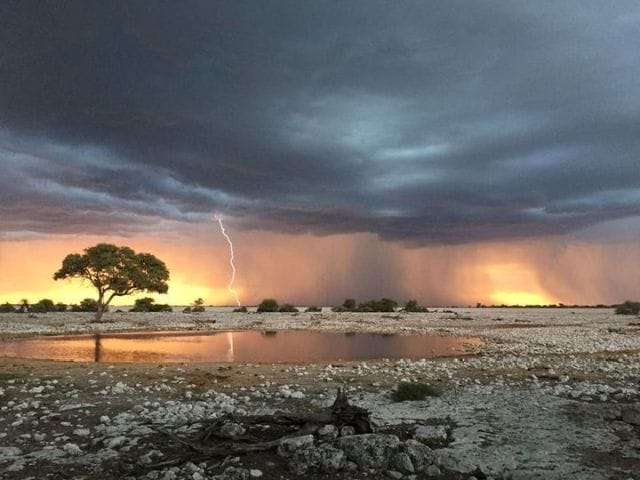 Thunderstorm-over-the-desert